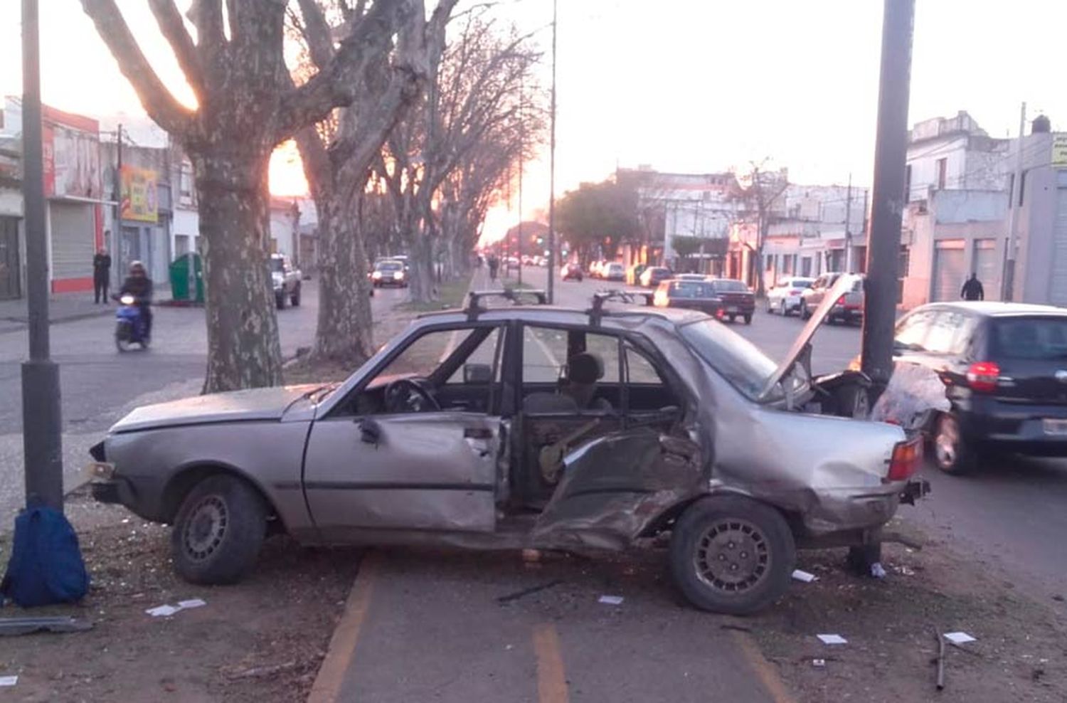Un automóvil quedó en el cantero central de Uriburu y Sarmiento