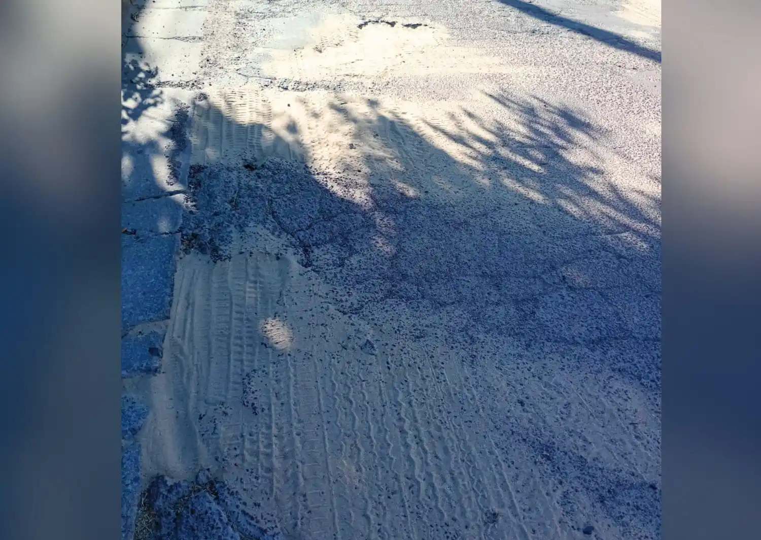 Tapan con arena los baches de calle Alvear: es peligroso para las motos y bicis
