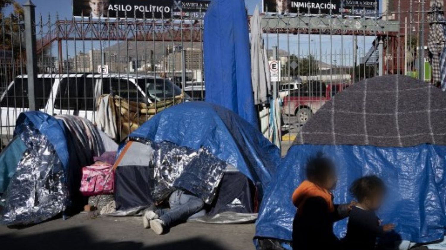Al menos 8 mil migrantes esperan en Ciudad Juárez para cruzar a EE.UU. por el final de Título 42