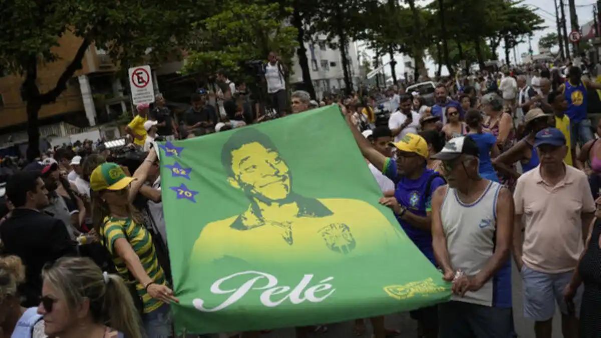Miles de seguidores acompañaron los restos de Pelé en procesión por la ciudad de Santos