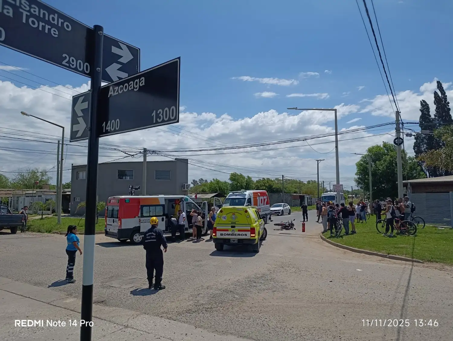 Bomberos y personal médico asistiendo a la vícitma.