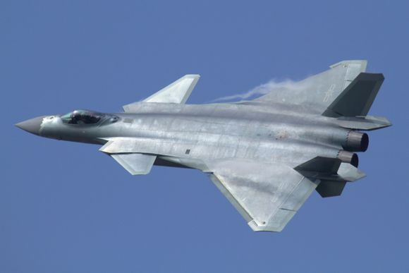 China pone a prueba el sigilo del J-20 y ensaya doctrinas para derribar cazas furtivos como el F-35