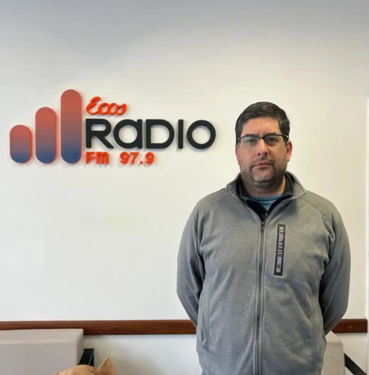 Andrés Rodríguez. Integrante del Necochea Fotoclub, en las instalaciones de Ecos Radio
