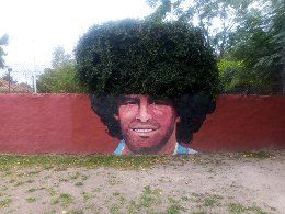 La historia detrás del mural viral de Maradona: El día que visitó una cancha de Berazategui con Rata Blanca