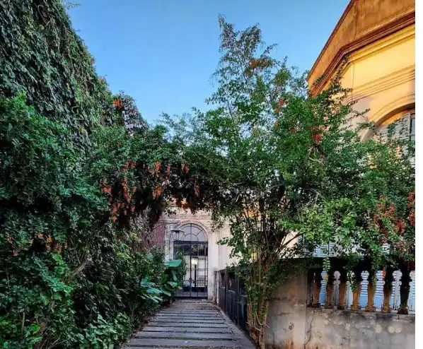 Entrada y patio de la casa que será sede de CENER en Gualeguay-