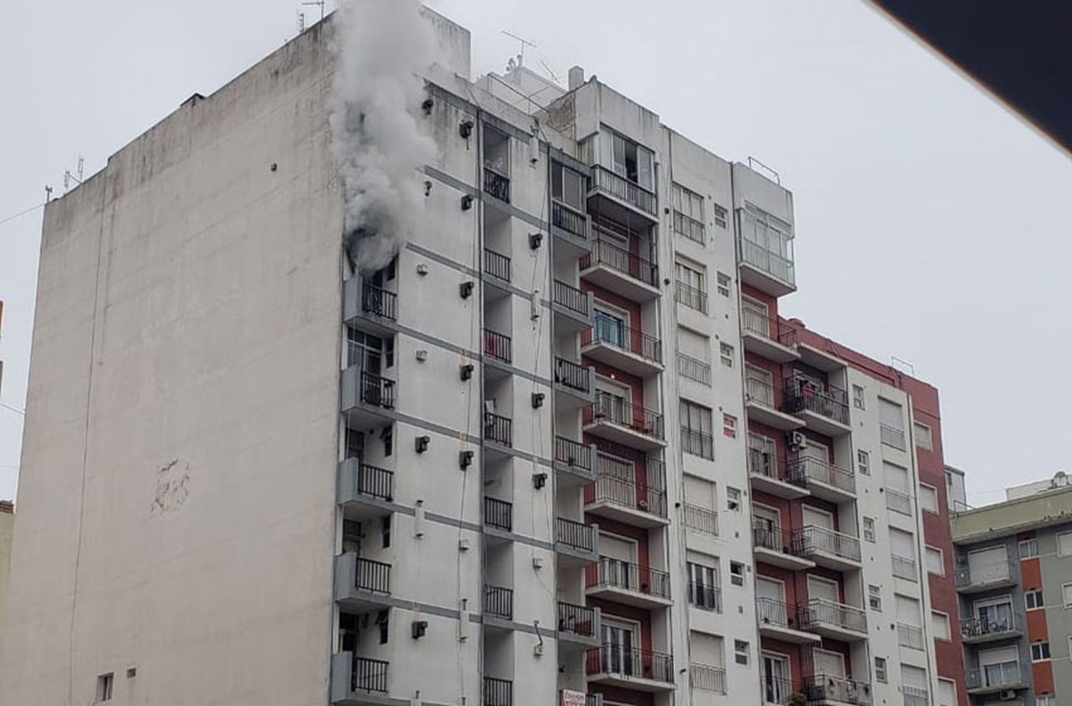 Se declaró un incendio en un edificio del centro