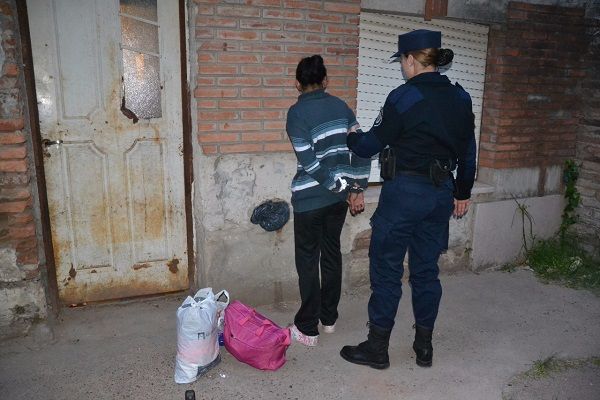 Le pidió pasar al baño y robó un celular que estaba dentro de la casa