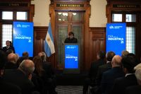 En la UIA, Milei anunció la eliminación del Impuesto País en diciembre próximo