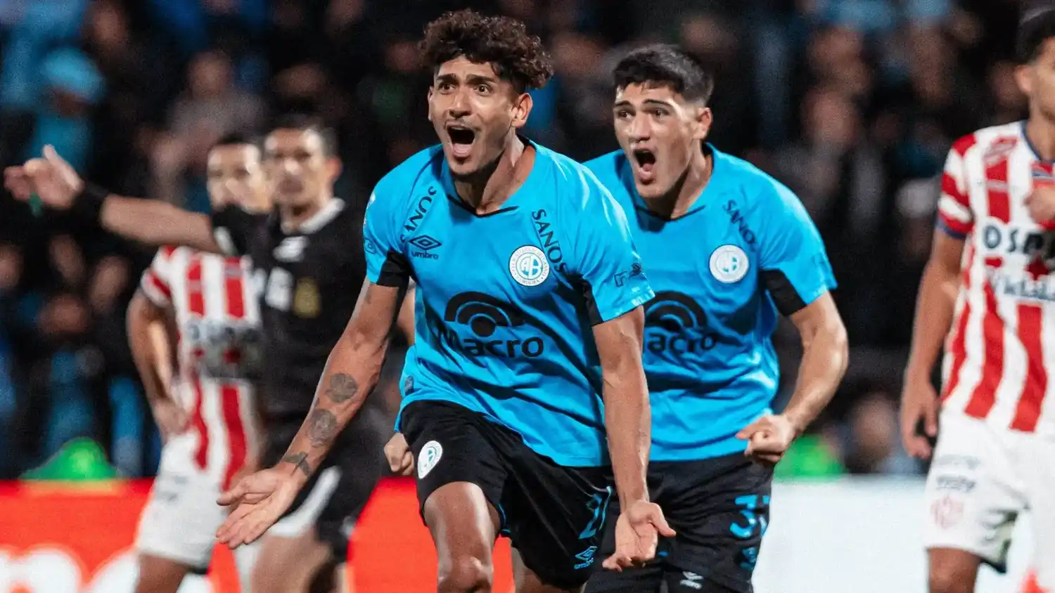 Hernandes festeja el segundo gol.