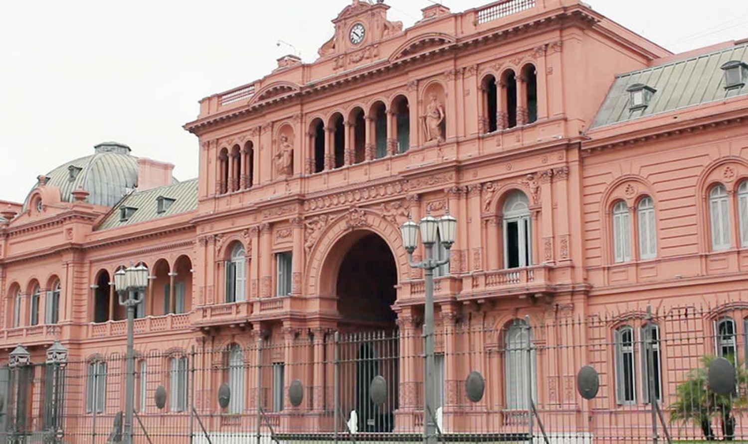 Evacuaron la Casa  Rosada por una  amenaza de bomba