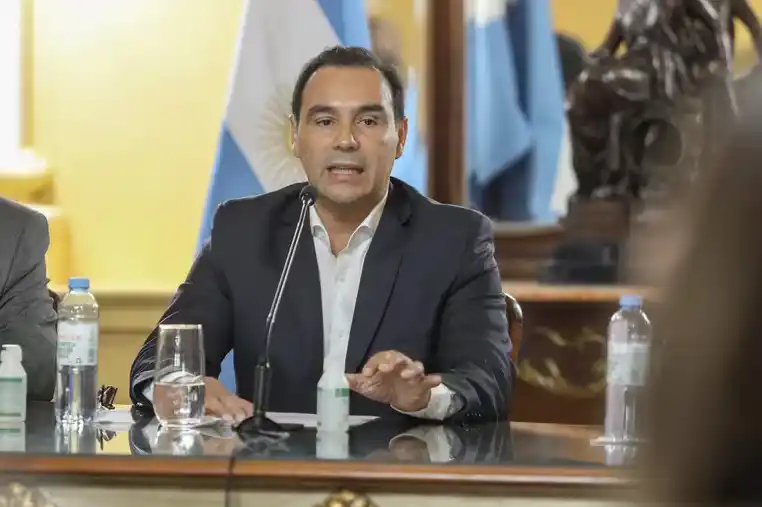 El gobernador de Corrientes intentó justificar su tuit sobre el caso Loan: “Fue por ansiedad, estaba mirando la tele”
