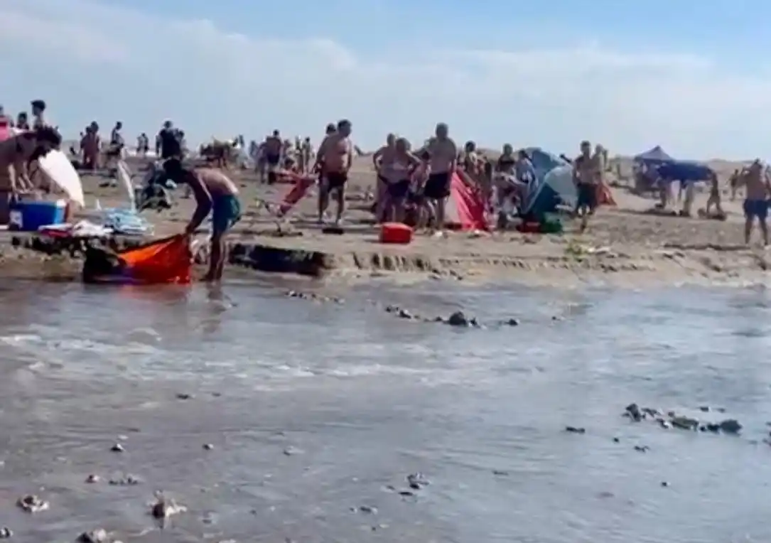 Una ola repentina e imprevisible, conocida como “ola espuria”, provocó una tragedia este lunes en las playas del partido de Mar Chiquit.