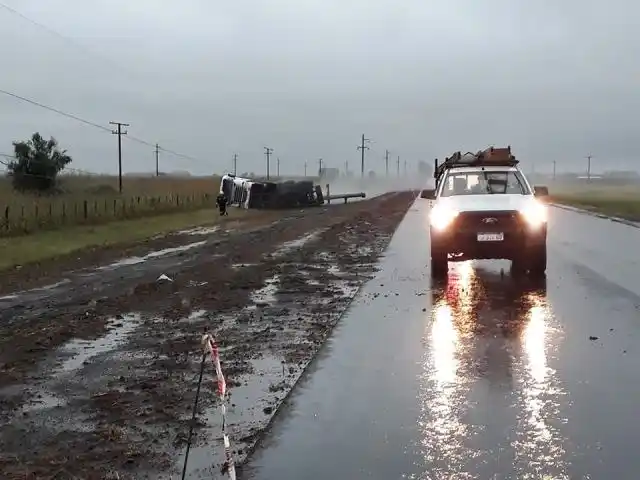 Volcó un camión con cloro en la Ruta N° 34