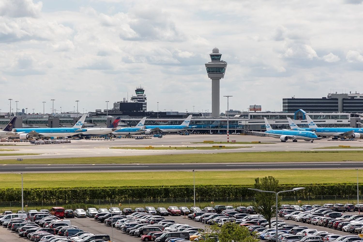 Una pista del aeropuerto de Amsterdam cesó de operar por 2 minutos en memoria del vuelo MH17 derribado hace 10 años por un misil