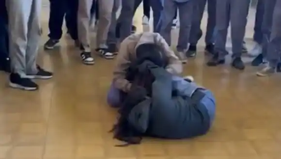 Una compañera de colegio agredió a otra en Tres Arroyos: le pegó un botellazo en la cabeza y la mandó al hospital