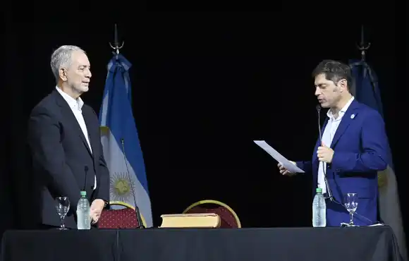 Kicillof tomó juramento a Alak: “La Provincia perdió un ministro, pero ganamos un inmenso intendente de La Plata”