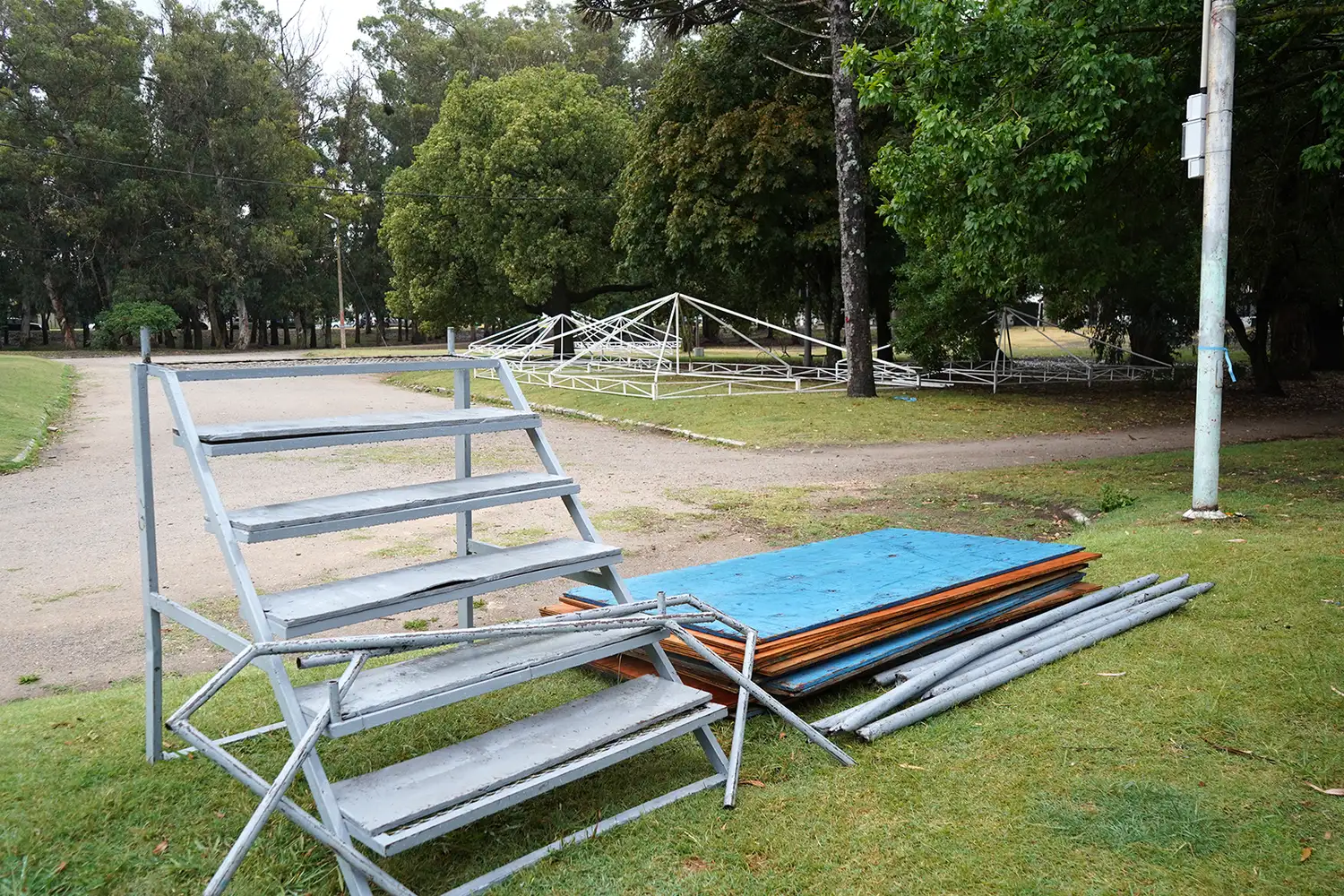 En el Parque. Ya se arma la estructura para la Feria