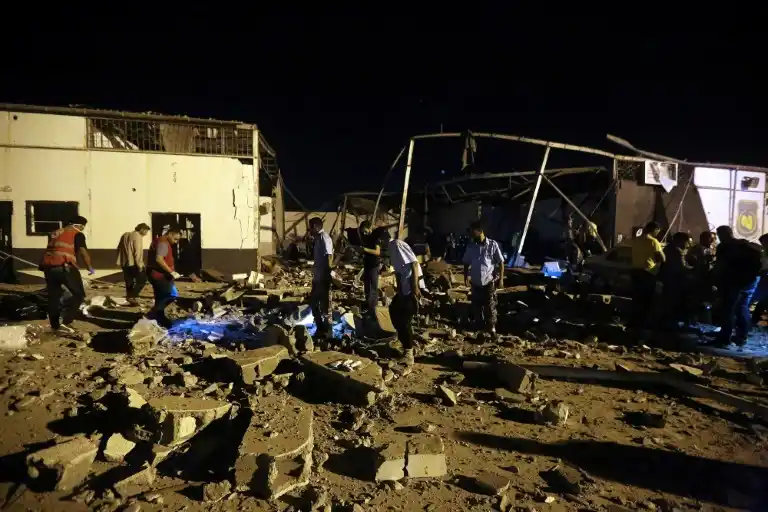 Más de 40 migrantes muertos a raíz de un ataque en un centro de detención en Libia