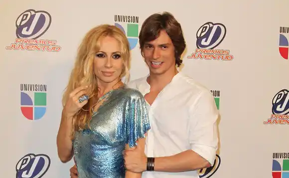 Carlos Baute y Marta Sánchez ayudan a pasajeros a pasar un susto (Video)