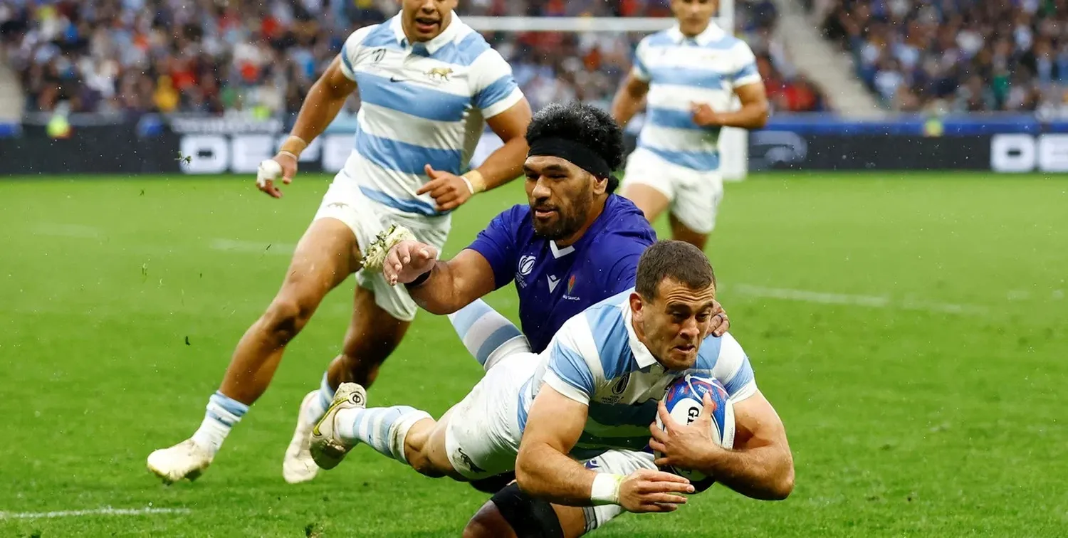 Emiliano Boffelli vuela al try, el único de Argentina. El rosarino, autor de 16 de los 19 puntos de su equipo, fue elegido el jugador del partido. Crédito: Reuters.