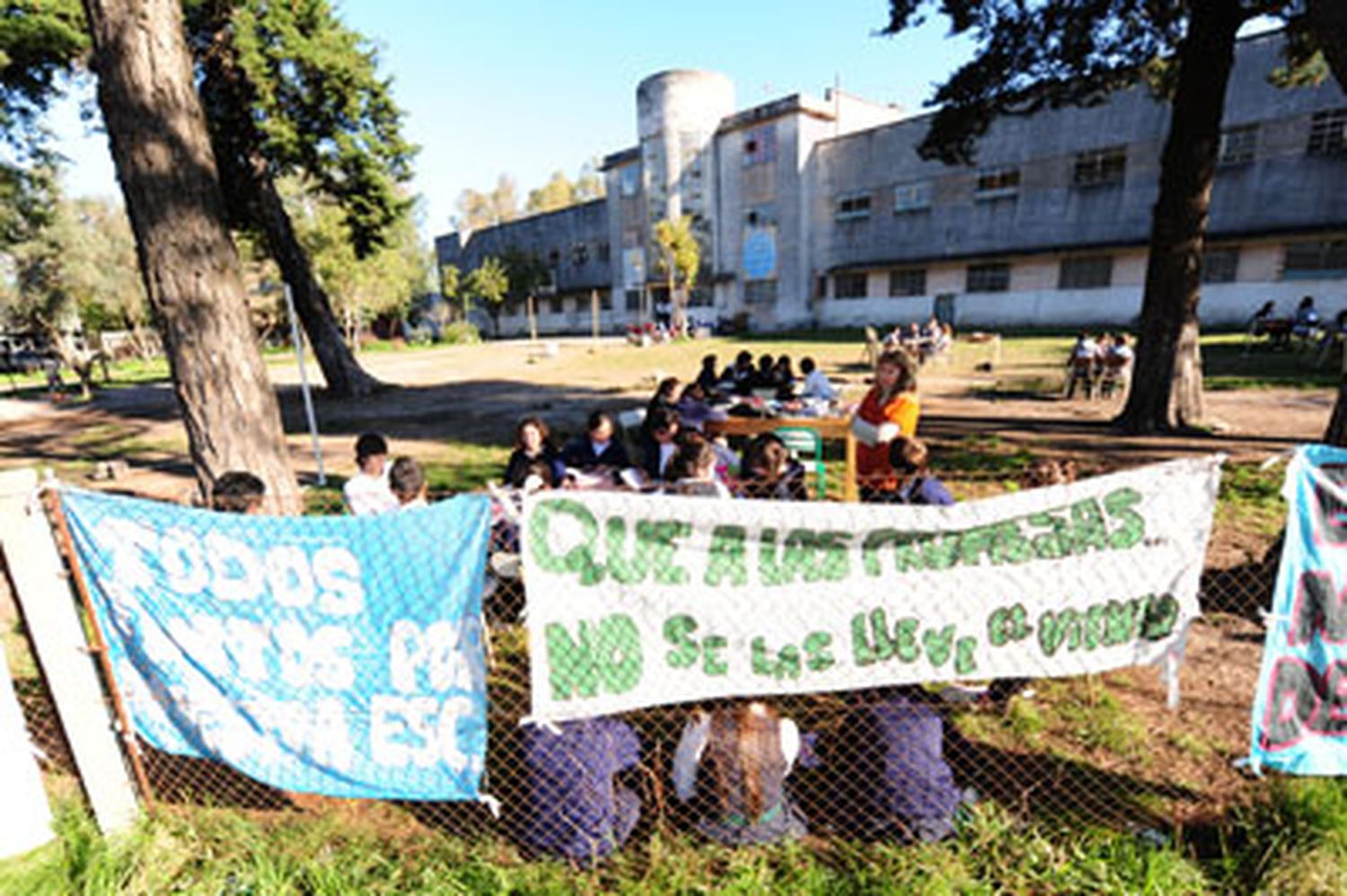 Continúa la protesta de alumnos de la escuela “América Barbosa”