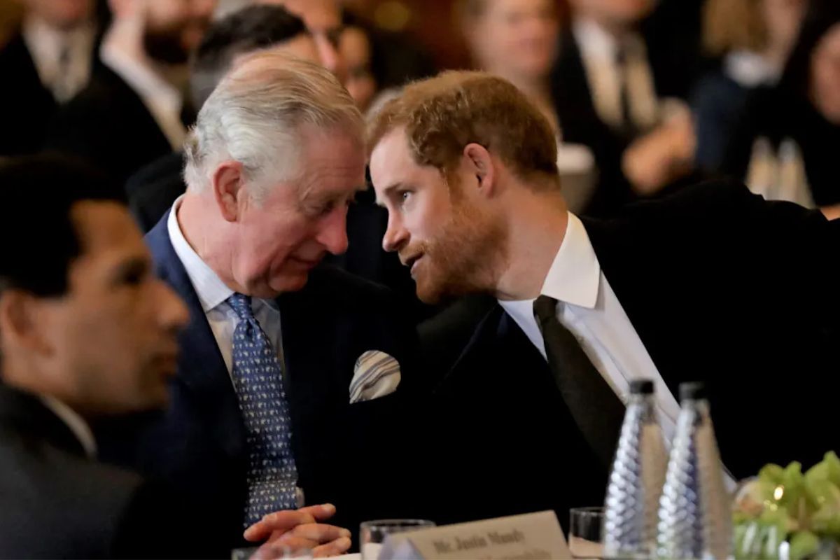 El príncipe Harry, distanciado de la familia real, viaja a Londres para ver a su padre.