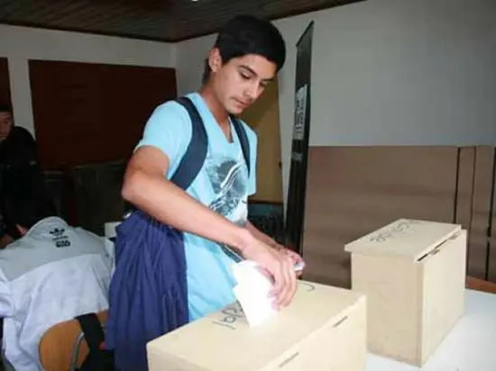 Los jóvenes están habilitados para sufragar con 16 años de edad cumplidos antes del comicio.