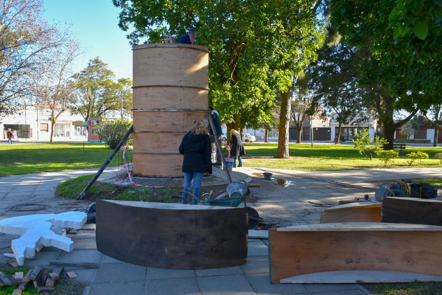 Comenzó a erigirse una escultura en plaza San Martin