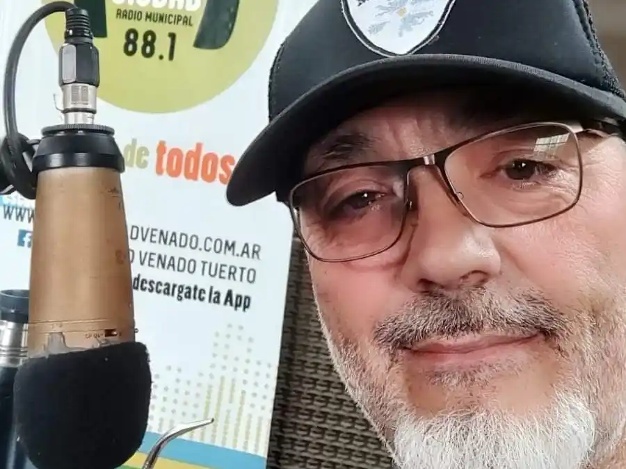 Alejandro Videla, durante la conducción de uno de los envíos de "Bitácora Malvinas". Foto: Gentileza