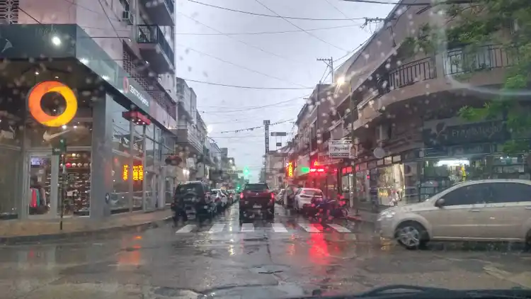 Alerta naranja para la ciudad: tormentas con abundante caída de agua, actividad eléctrica y ráfagas intensas