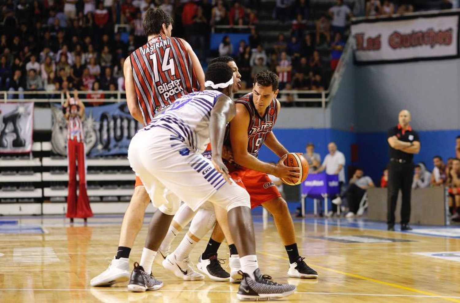 Quilmes sumó de local en un partido clave