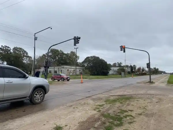 El semáforo de Hudson y Juan Manuel de Rosas se encuentra fuera de servicio