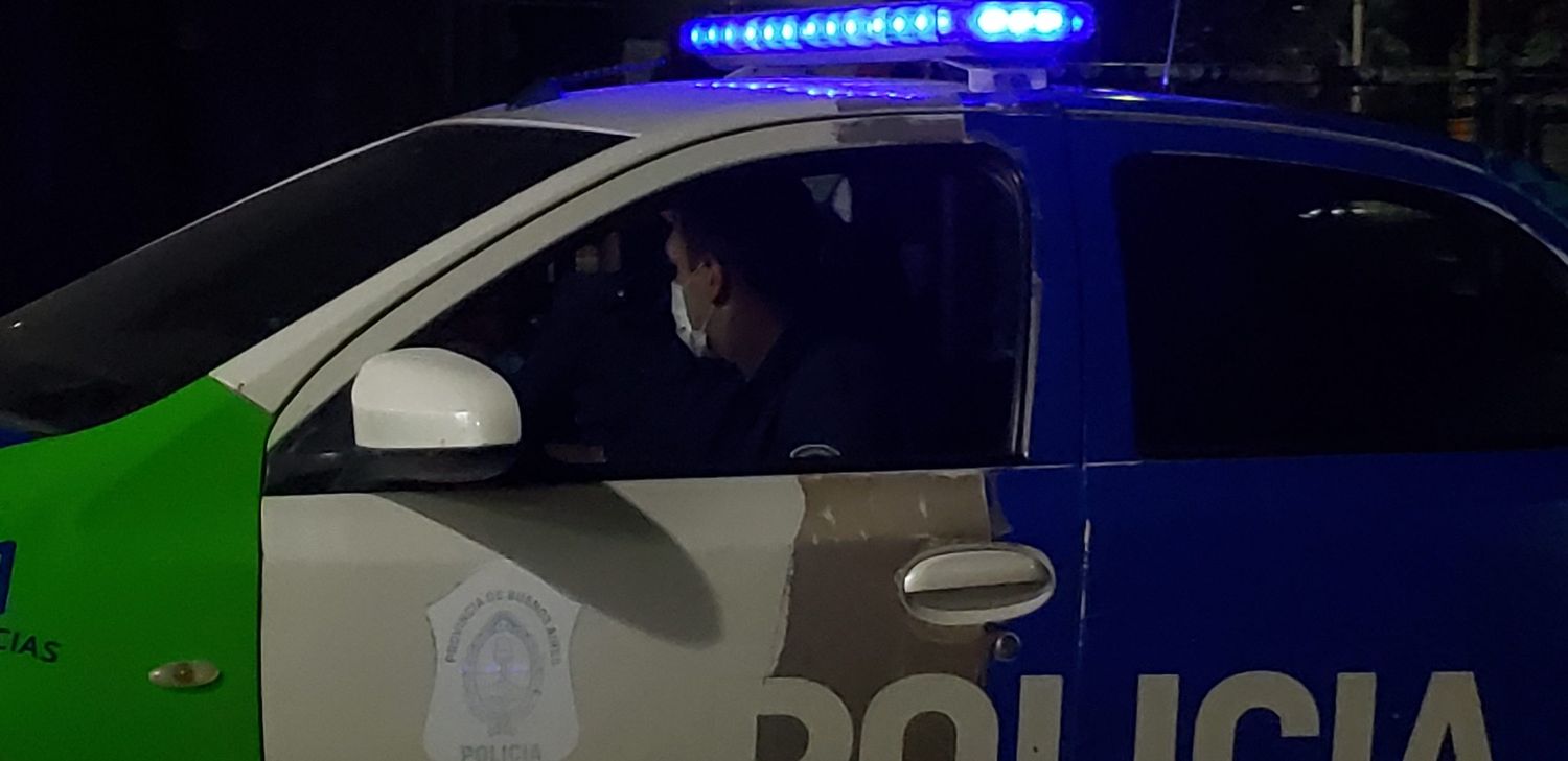 Asaltaron a un hombre que estaba dentro de un auto estacionado en la vía pública