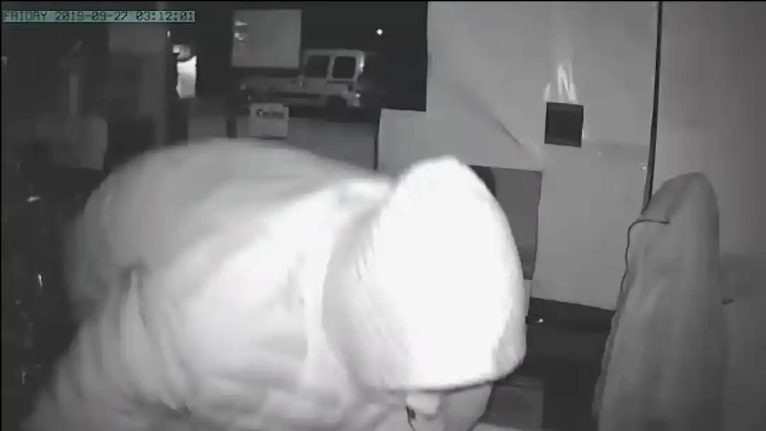 Entró a robar y quedó registrado por la cámara de seguridad