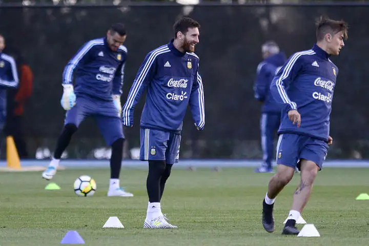 ¿Habemus fútbol? Buena onda entre Messi e Icardi en Australia