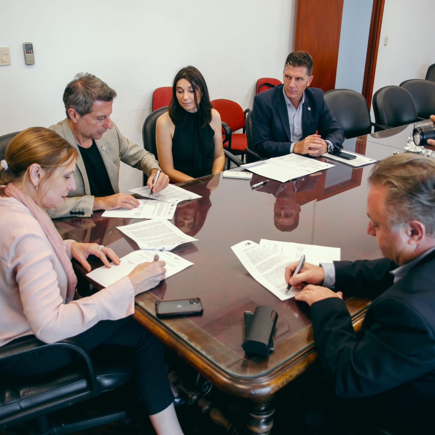 Las autoridades municipales y universitarias durante la firma del convenio.