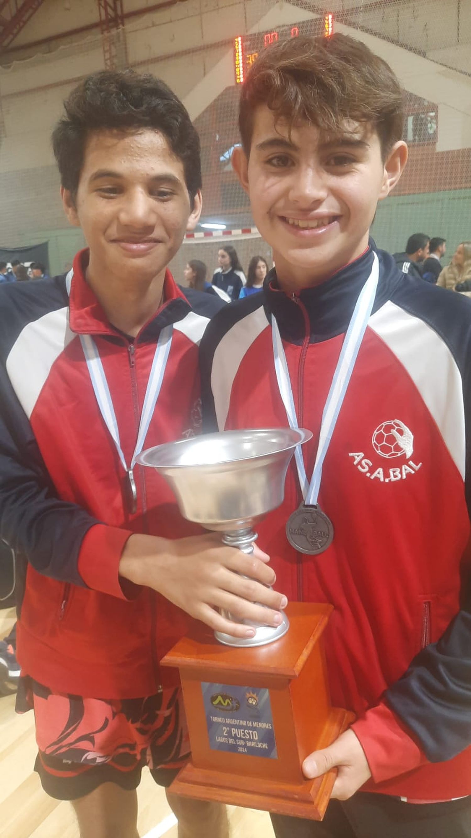 Domenez y Carron, los tandilenses integrantes del plantel subcampeón.