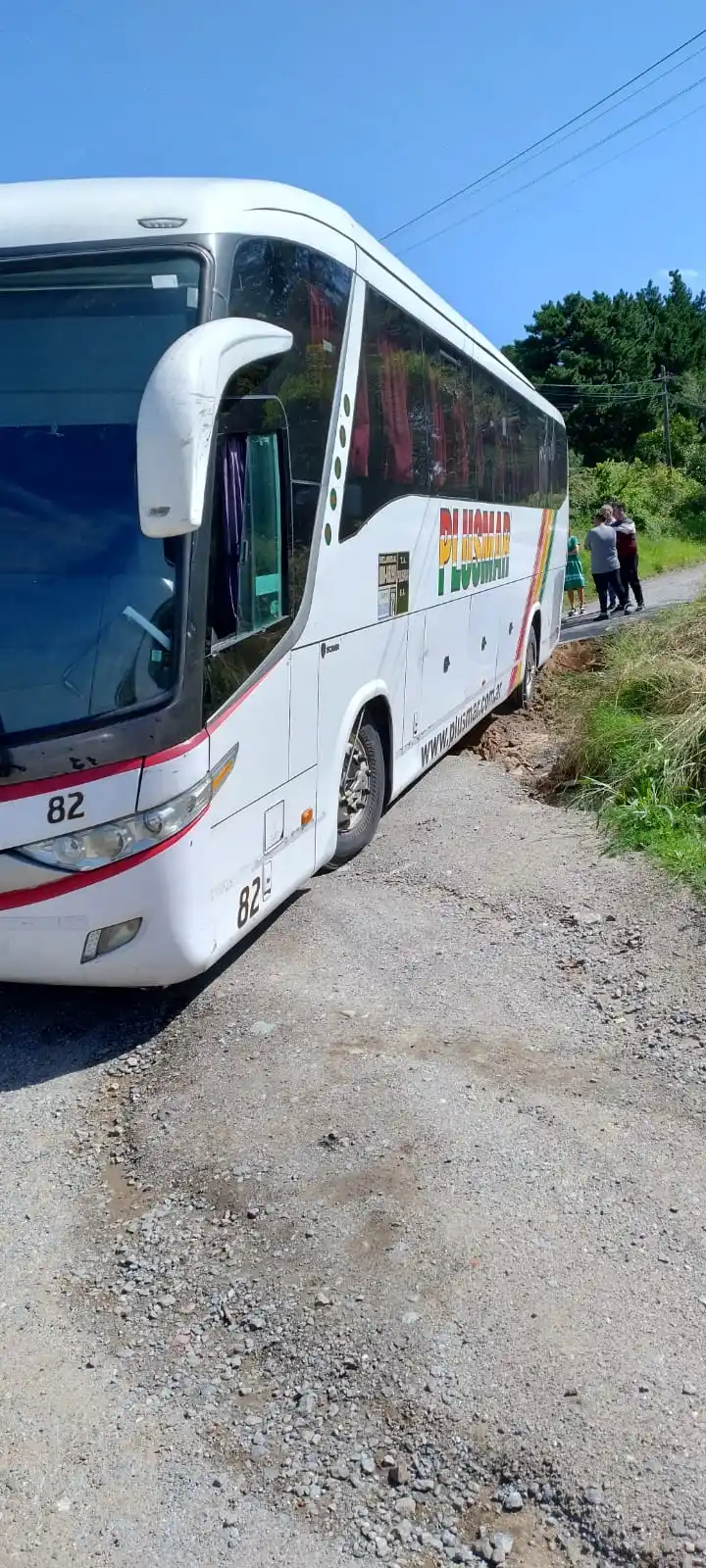 Un micro quedó varado en el acceso al Centinela
