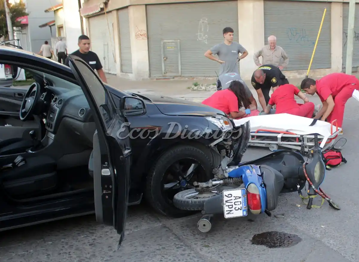 En avenida 42 y 55. La fuerte colisión entre ambos rodados hizo que uno de ellos terminara con algunos daños