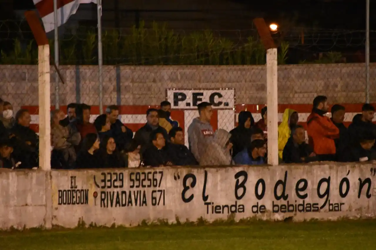 La hinchada de Paraná fue la primera en volver a la cancha y tuvo protagonismo en el pase a semifinales del Torneo de Clubes