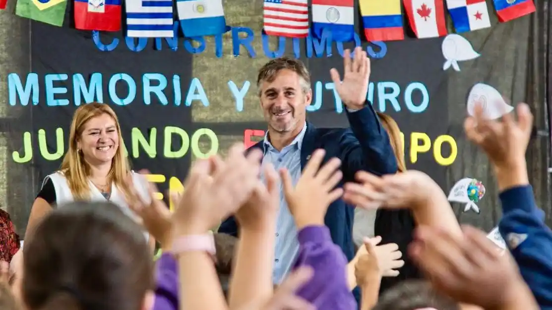 El intendente acompañó el regreso a clases de los chicos y docentes.