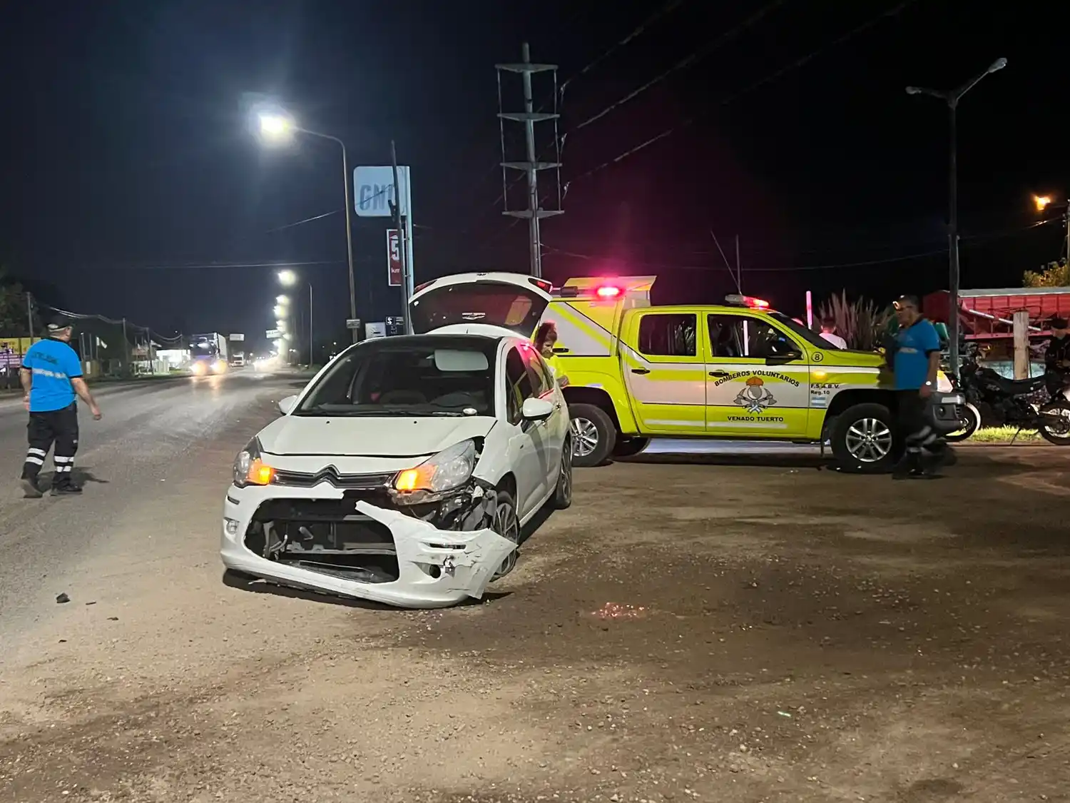 El impacto fue en la parte delantera izquierda del vehículo.