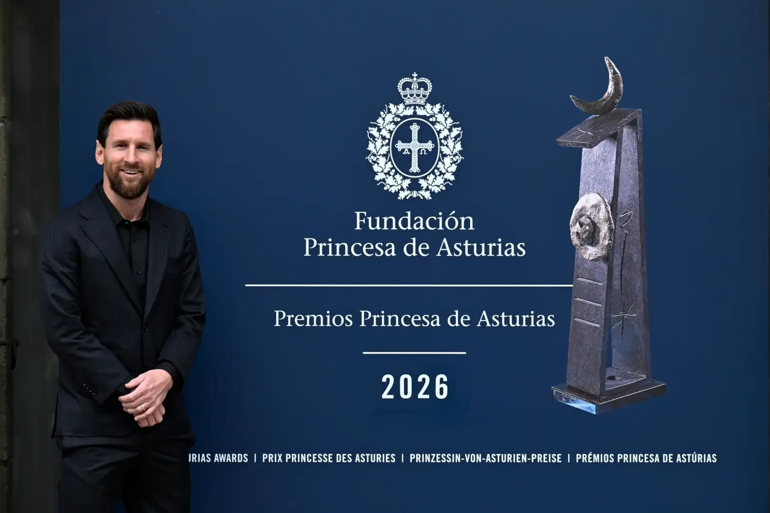 Con gaitas y una multitud de hinchas, Messi llegó a España para recibir un prestigioso premio
