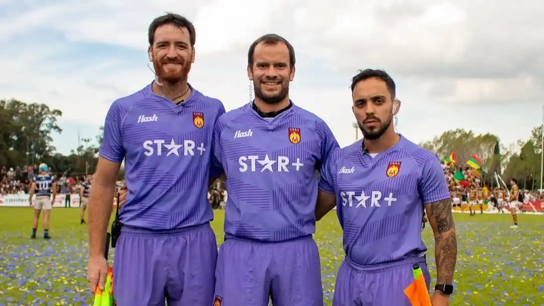 A la izquierda. Arocena, junto a su equipo arbitral, durante un partido de la URBA