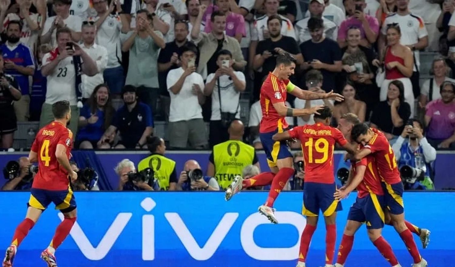 España celebra su pase a la final de la Eurocopa tras vencer 2 a 1 a Francia