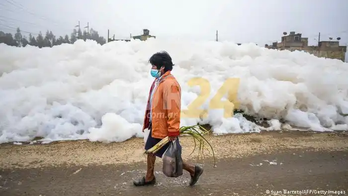 Colombia: nubes de espuma tóxica asuelan las calles de Mosquera