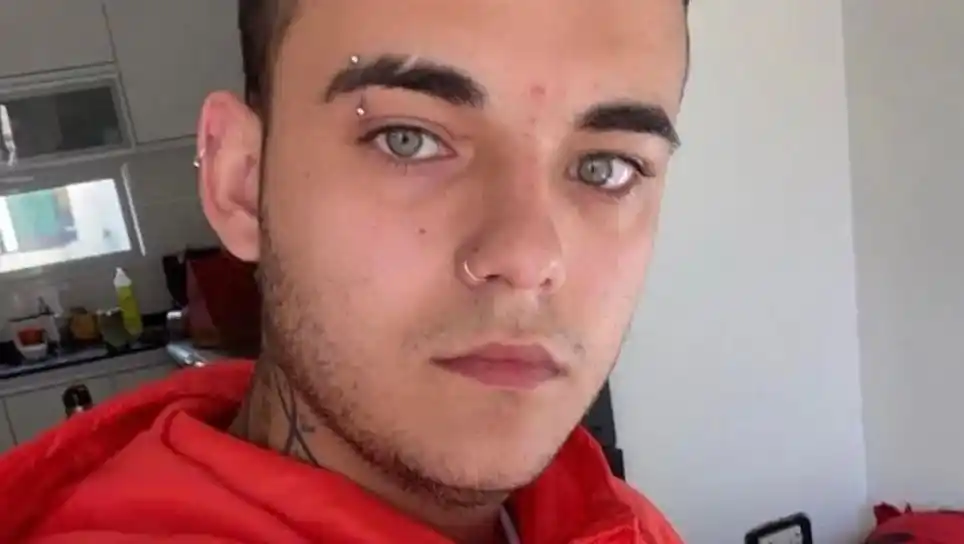 Muerte y misterio: encontró a su hijo desfigurado en la cama