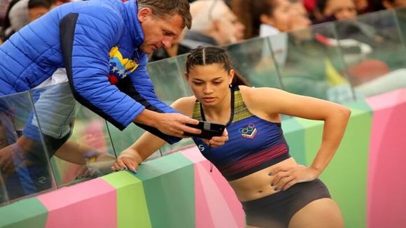 ¡MAULAS Y LO QUE SIGUE! Maduro le debe miles de euros al entrenador de Robeilys Peinado