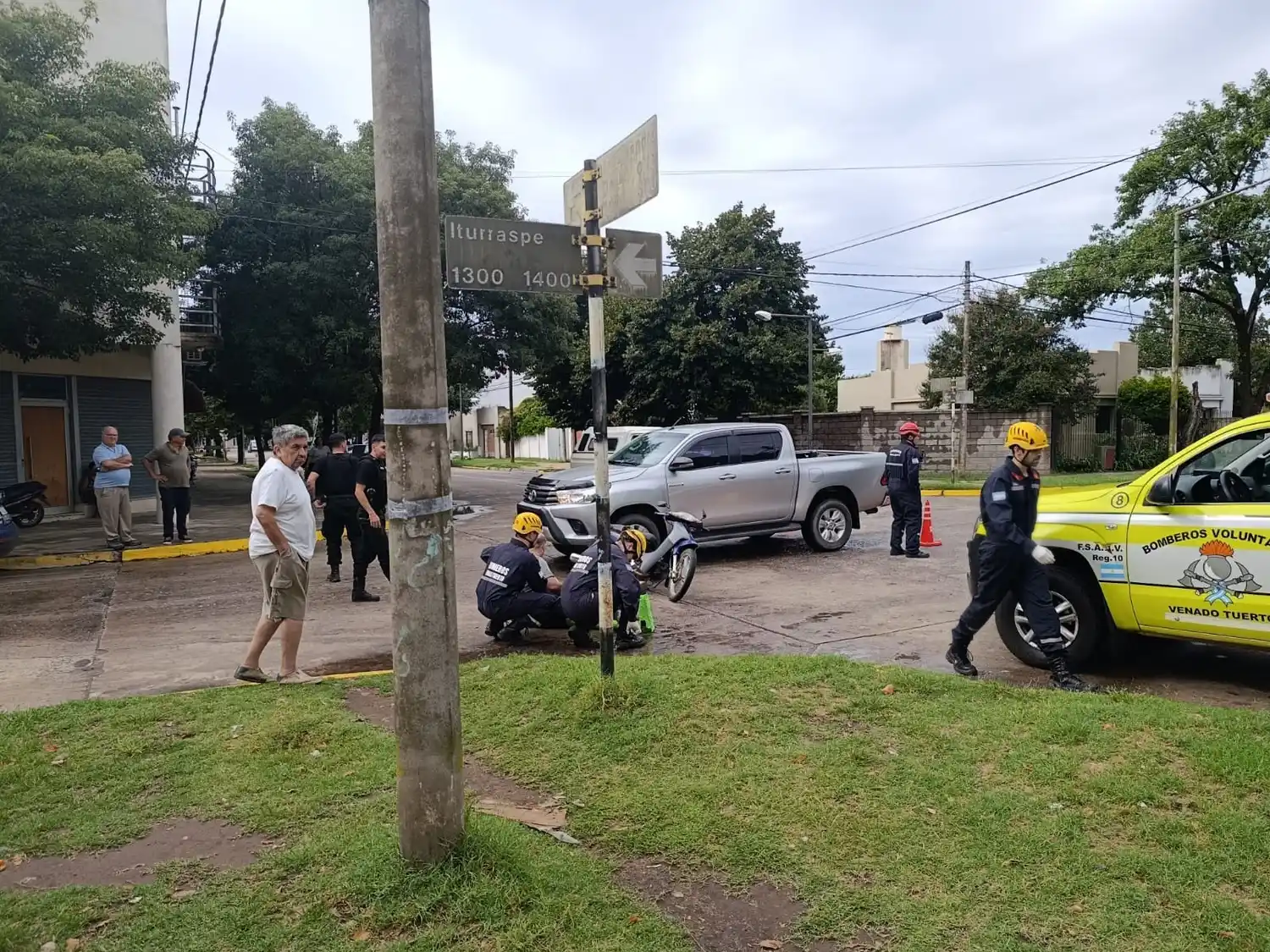 Los médicos inmovilizaron la pierna derecha de la víctima ante una posible fractura. Foto: BVVT