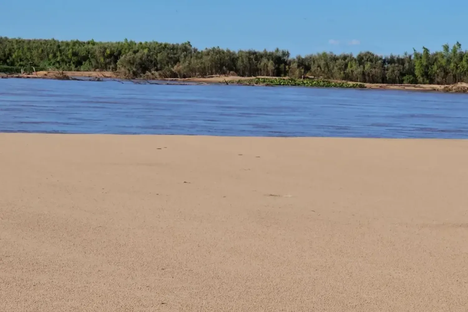 Por la bajante, el Río Paraná muestra preciosos arenales